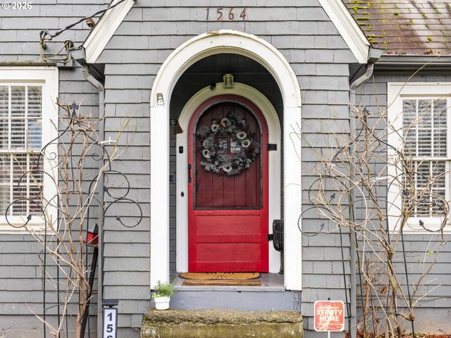 1564 CENTER St Ne, Salem, OR 97301