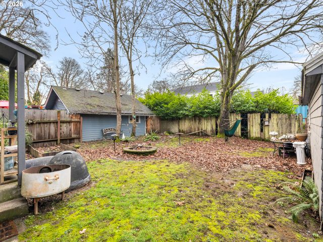 1564 CENTER St Ne, Salem, OR 97301