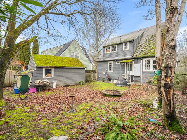 1564 CENTER St Ne, Salem, OR 97301