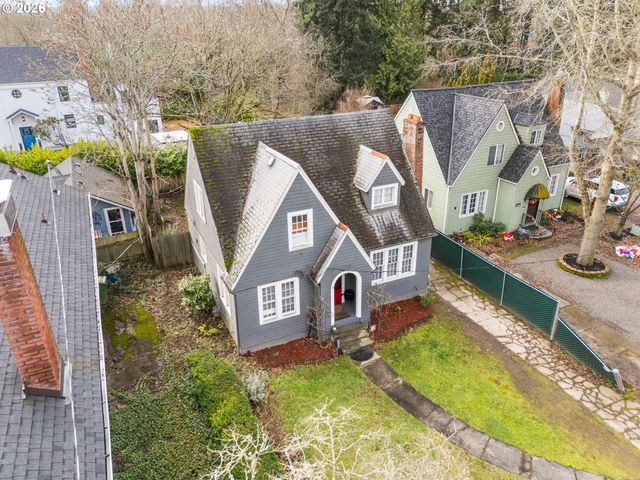 1564 CENTER St Ne, Salem, OR 97301