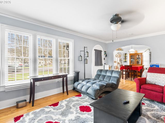 1564 CENTER St Ne, Salem, OR 97301