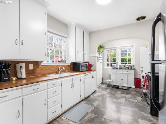 1564 CENTER St Ne, Salem, OR 97301