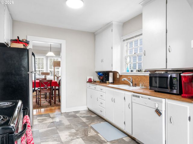 1564 CENTER St Ne, Salem, OR 97301