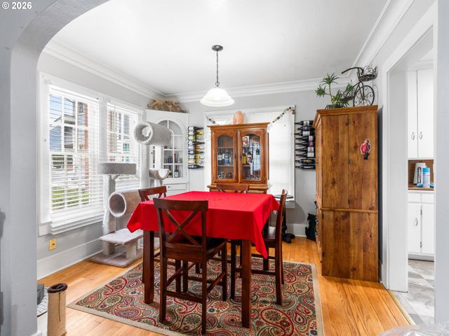 1564 CENTER St Ne, Salem, OR 97301