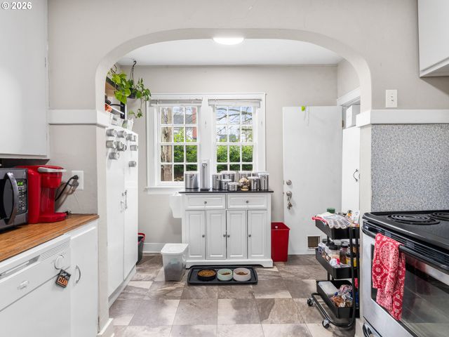 1564 CENTER St Ne, Salem, OR 97301