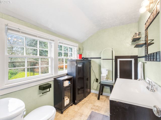 1564 CENTER St Ne, Salem, OR 97301