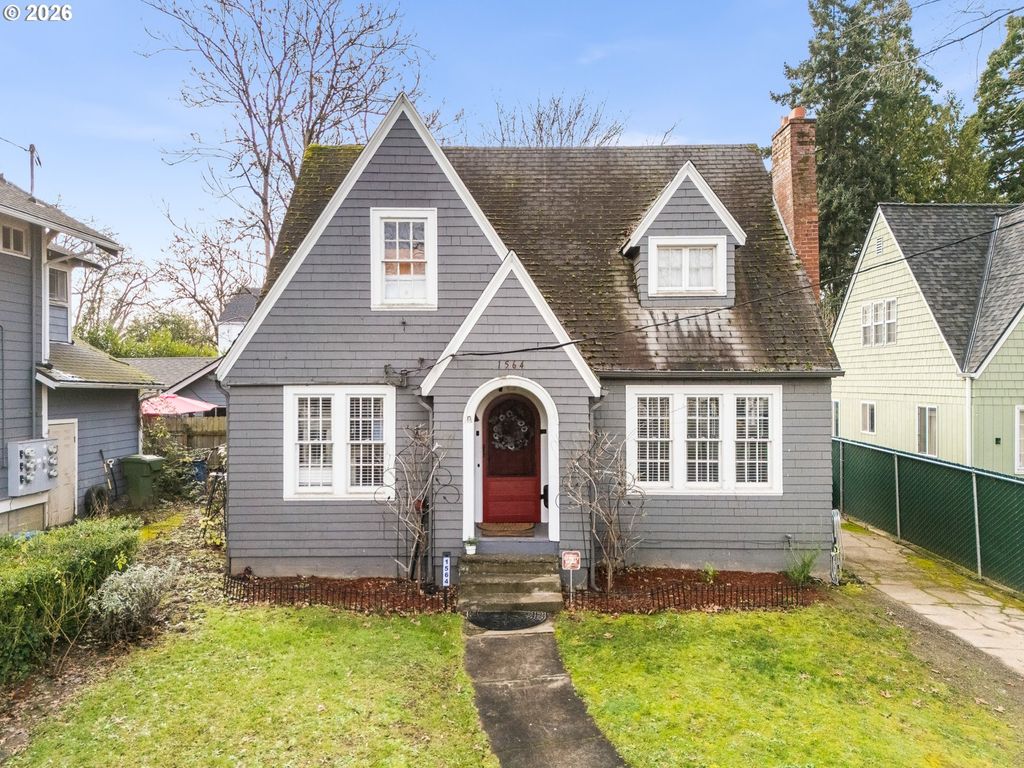 1564 CENTER St Ne, Salem, OR 97301