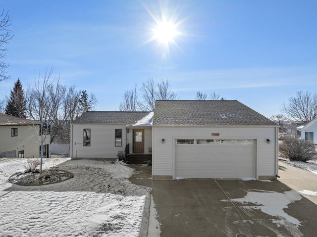 2609 11TH AVE NW, Minot, ND 58703