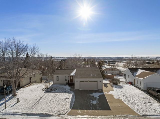 2609 11TH AVE NW, Minot, ND 58703