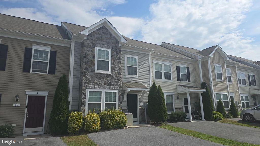 19 TEAKWOOD DR, Martinsburg, WV 25404