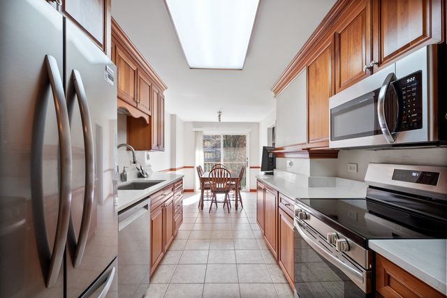 22 Park Lane 204, Park Ridge, IL 60068