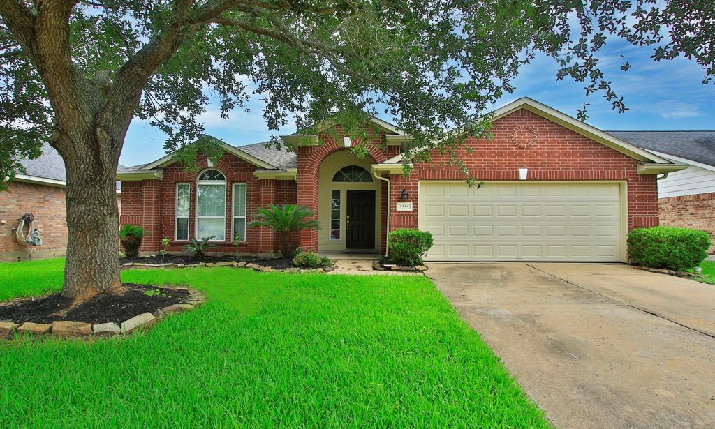 1414 Chandler Park Lane, Fresno, TX 77545