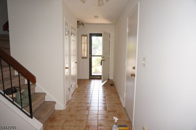 10 Hemlock Ct, Raritan Twp., NJ 08822