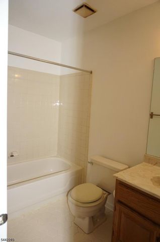 10 Hemlock Ct, Raritan Twp., NJ 08822