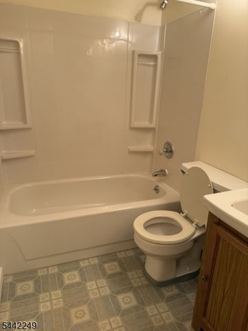 10 Hemlock Ct, Raritan Twp., NJ 08822