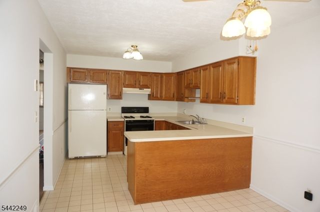 10 Hemlock Ct, Raritan Twp., NJ 08822