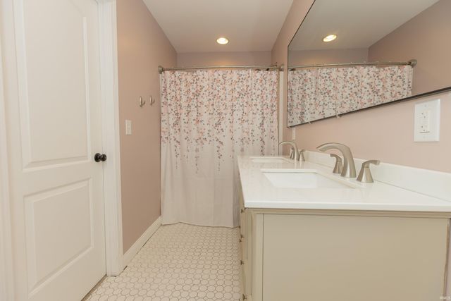 5555 Lakeside Drive, Newburgh, IN 47630