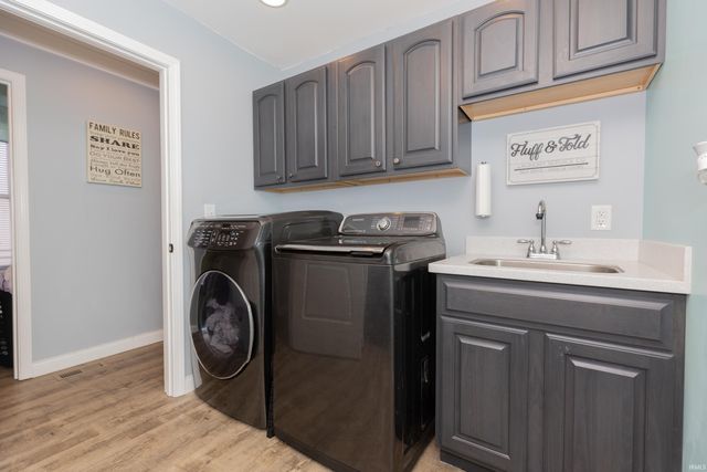 5555 Lakeside Drive, Newburgh, IN 47630