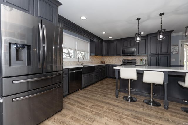 5555 Lakeside Drive, Newburgh, IN 47630