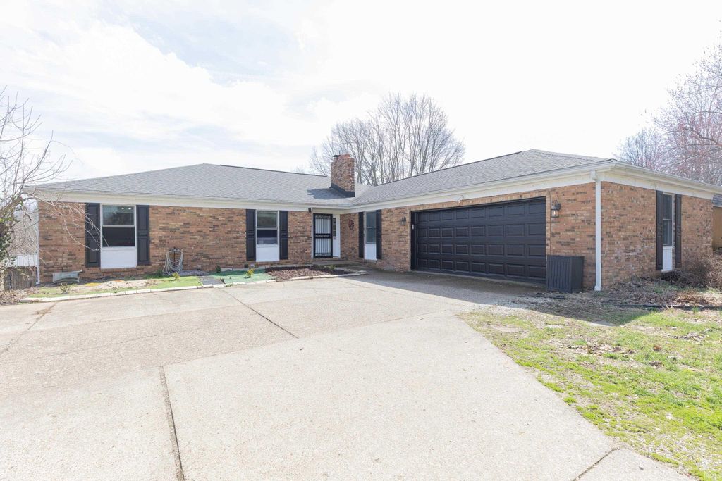 5555 Lakeside Drive, Newburgh, IN 47630