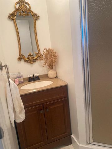 9420 Poinciana Pl 214, Davie, FL 33324