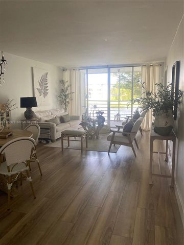 9420 Poinciana Pl 214, Davie, FL 33324