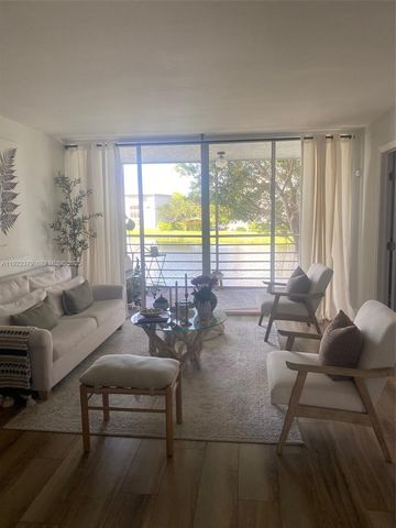 9420 Poinciana Pl 214, Davie, FL 33324