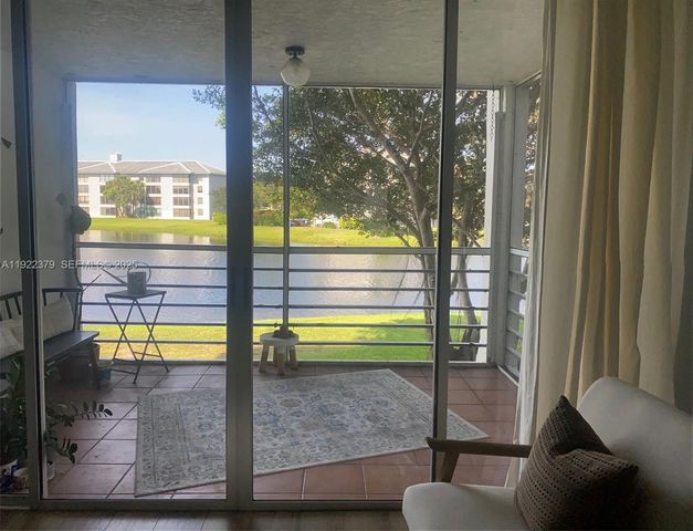 9420 Poinciana Pl 214, Davie, FL 33324