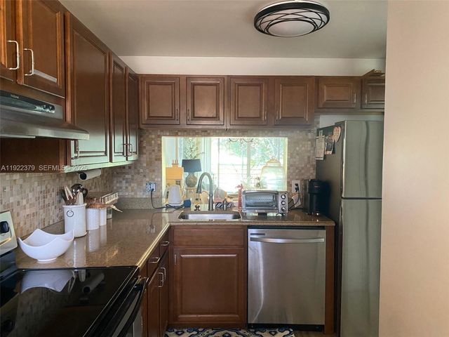 9420 Poinciana Pl 214, Davie, FL 33324