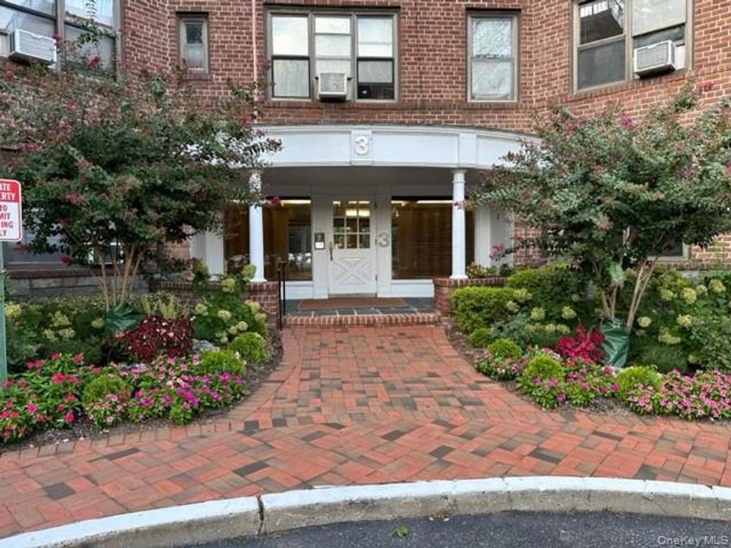 3 Townhouse Place 3A, Great Neck, NY 11021 — exterior