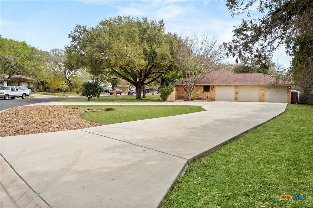 1633 Willow Lane, Seguin, TX 78155