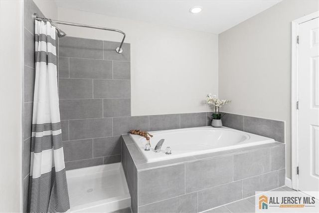 10 Pennsbury Way, East Brunswick, NJ 08816