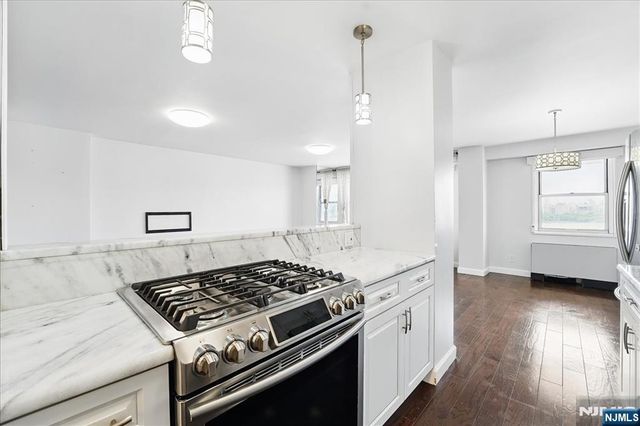 6600 Boulevard East AD, West New York, NJ 07093