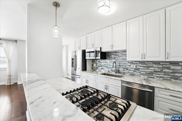 6600 Boulevard East AD, West New York, NJ 07093