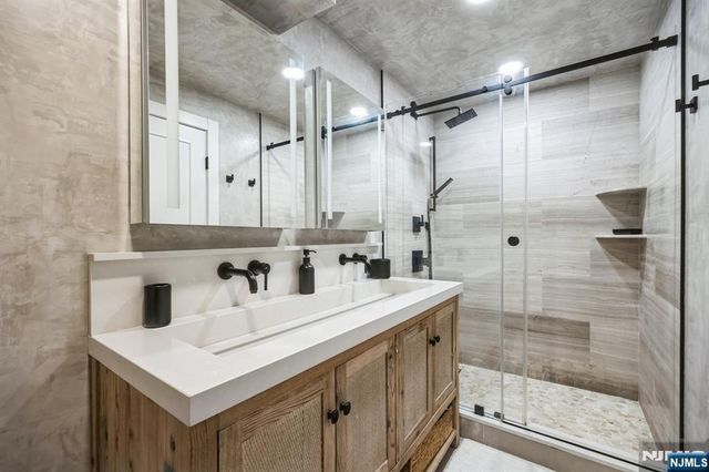 6600 Boulevard East AD, West New York, NJ 07093