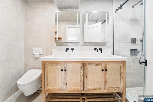 6600 Boulevard East AD, West New York, NJ 07093