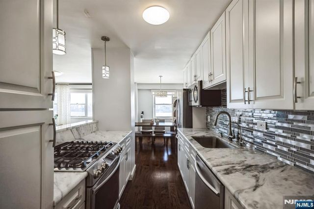 6600 Boulevard East AD, West New York, NJ 07093