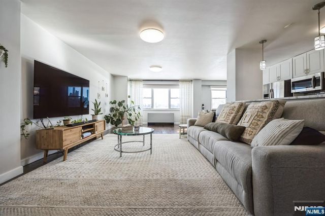 6600 Boulevard East AD, West New York, NJ 07093