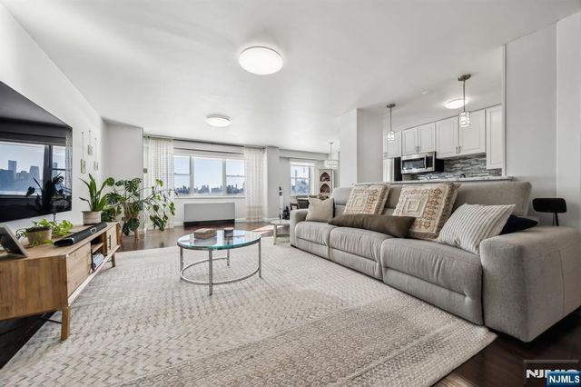 6600 Boulevard East AD, West New York, NJ 07093