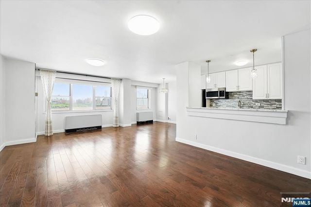 6600 Boulevard East AD, West New York, NJ 07093