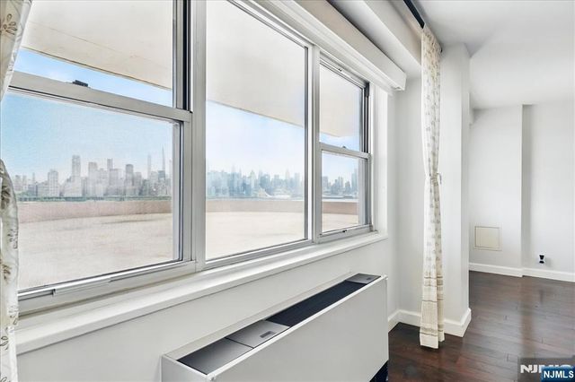 6600 Boulevard East AD, West New York, NJ 07093