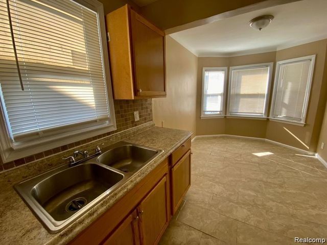 9156 Winthrop Street, Detroit, MI 48228