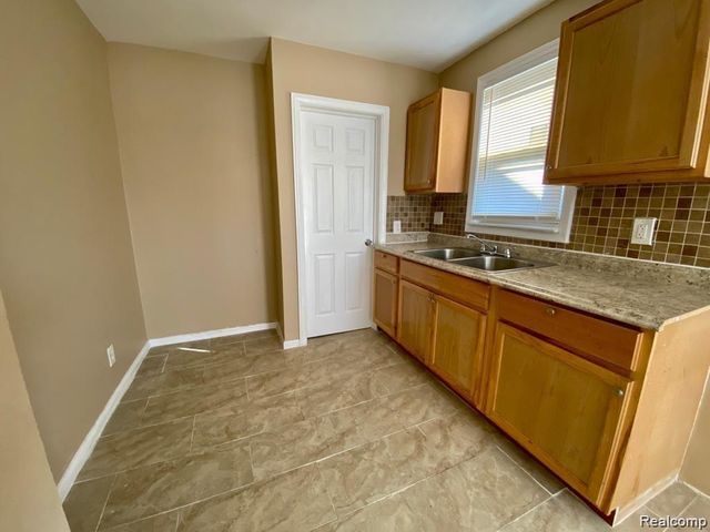 9156 Winthrop Street, Detroit, MI 48228