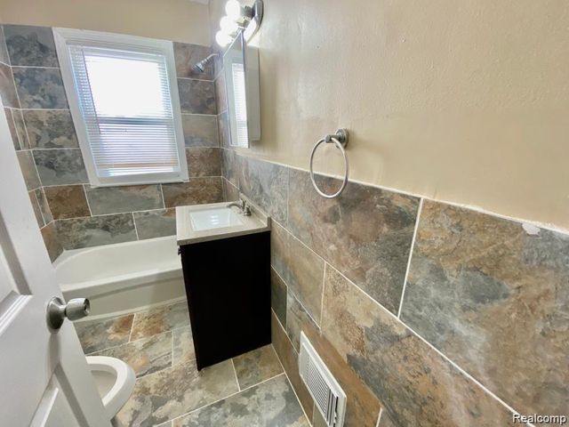 9156 Winthrop Street, Detroit, MI 48228