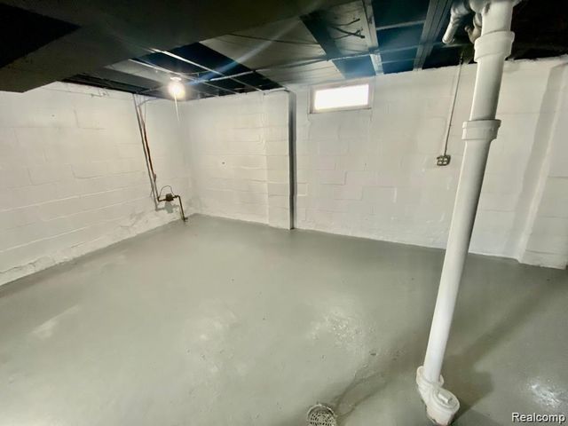 9156 Winthrop Street, Detroit, MI 48228