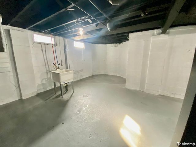 9156 Winthrop Street, Detroit, MI 48228