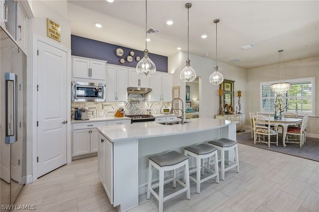 2730 Aviamar CIR, Naples, FL 34114