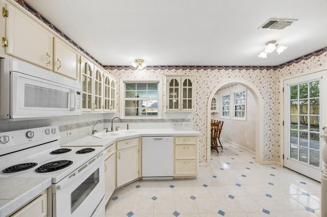 1003 Eagle Lake Road, Sealy, TX 77474