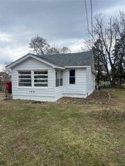 1031 E Pine Avenue, Genesee Charter Township, MI 48458