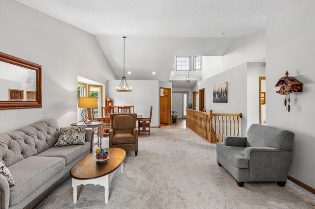 3012 Highpointe Curve, Roseville, MN 55113